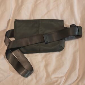 Green Crossbody Bag with Adjustable Strap and Durable Fabric